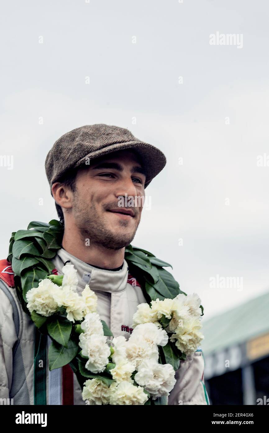 Vincitore della gara di auto d'epoca Goodwood Revival indossando una corona di Laurel Foto Stock