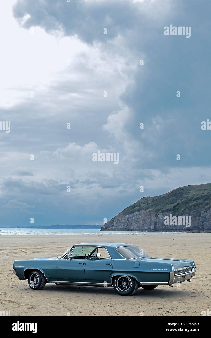 Classica auto americana sulla spiaggia a Pendine Sands Wales UK Foto Stock