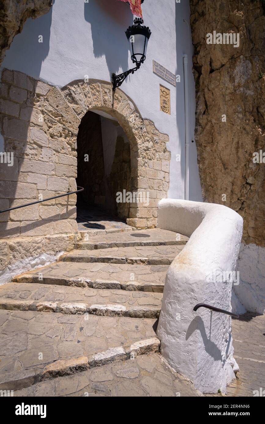 Scale di pietra per la porta d'ingresso al castello di Guadalest, Alicante, Spagna Foto Stock