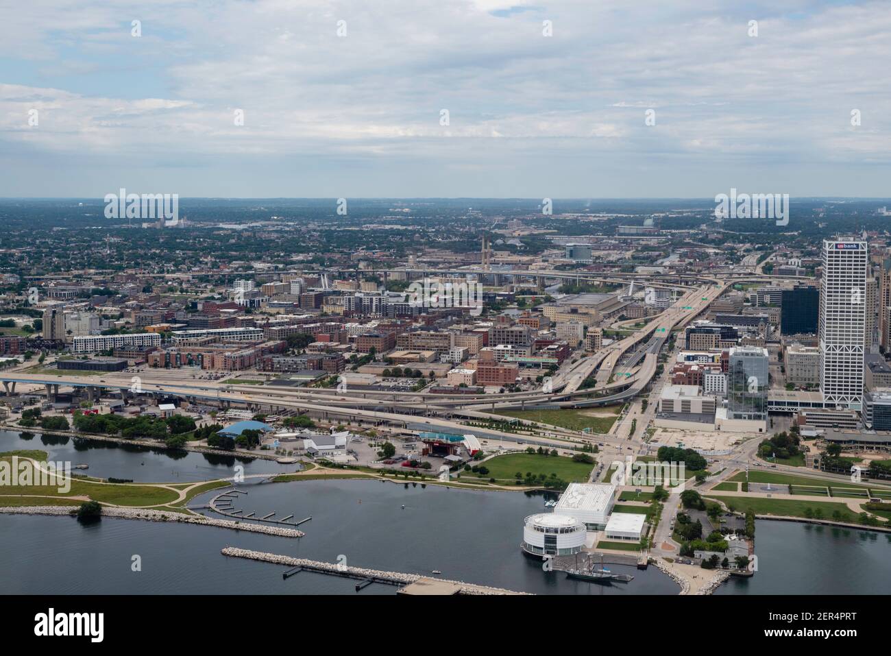 Fotografia aerea di Milwaukee, Wisconsin, in un giorno estivo sovrastato. Foto Stock