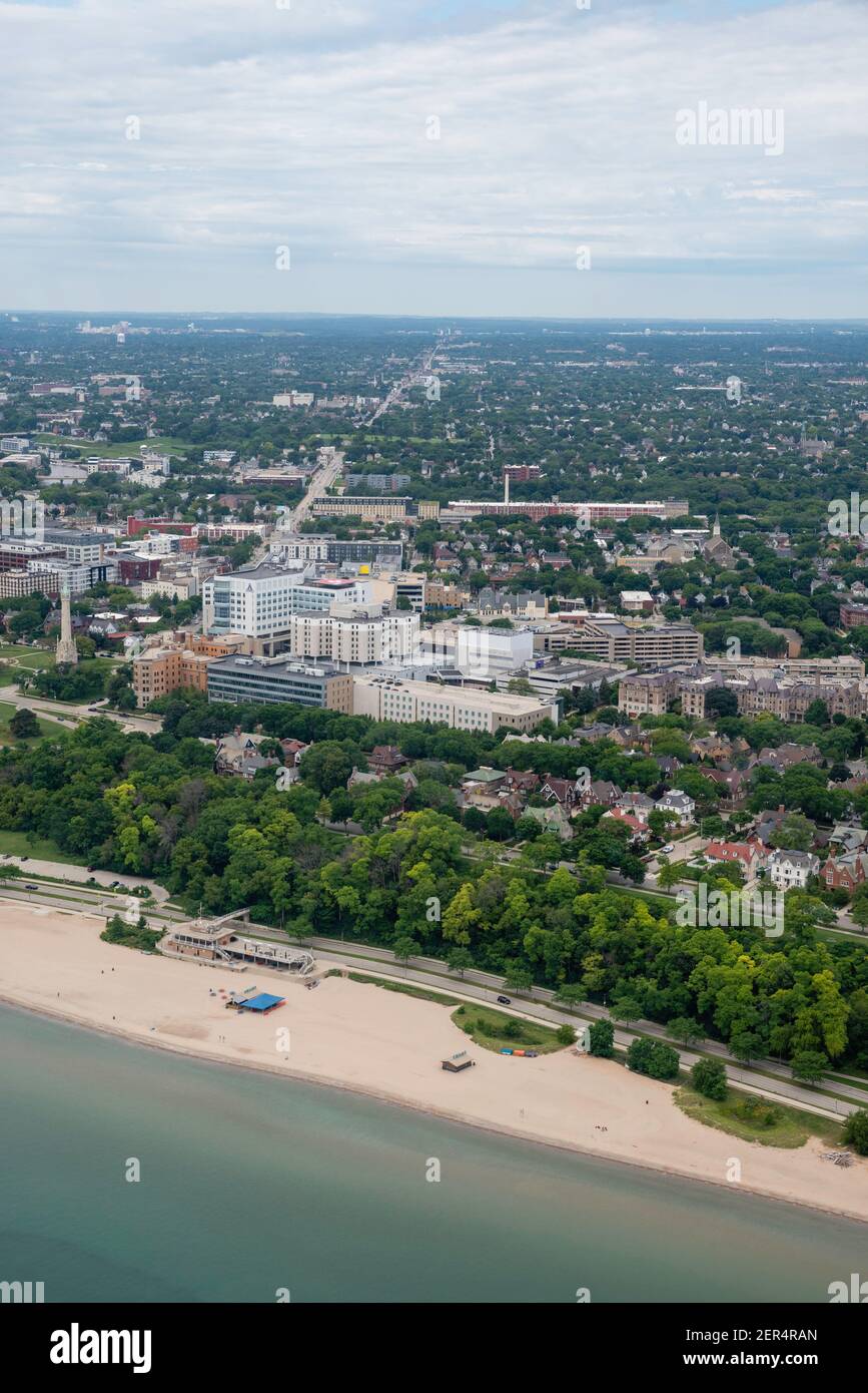 Fotografia aerea di Milwaukee, Wisconsin, in un giorno estivo sovrastato. Foto Stock
