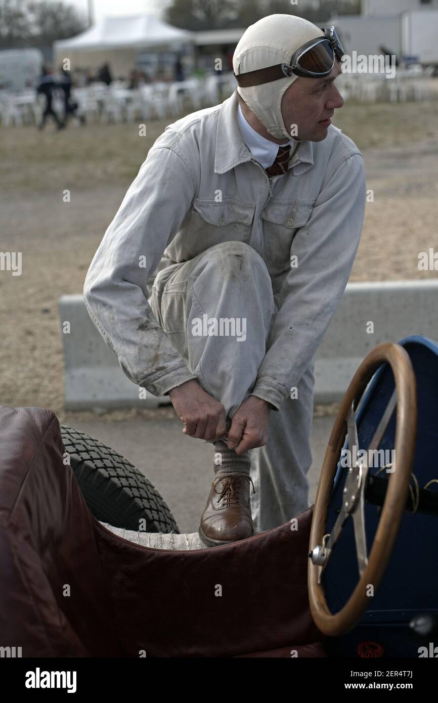 Preparatevi a correre con 1932 Graham 8 Lucenti Indy al Montlhery Revival , Linas , Francia Foto Stock