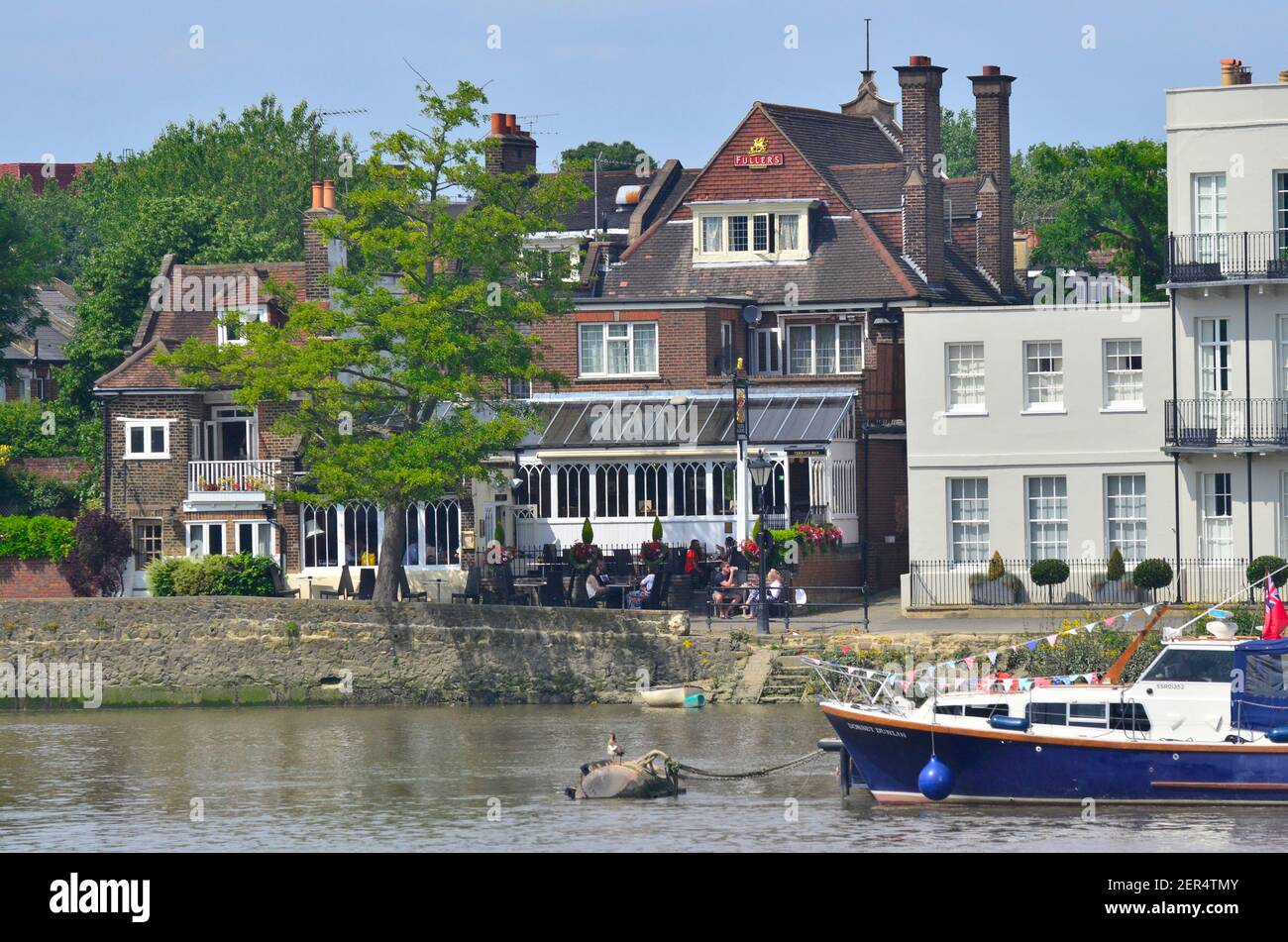 Persone che chiacchierano fuori da un pub sul fiume Tamigi, Londra Foto Stock