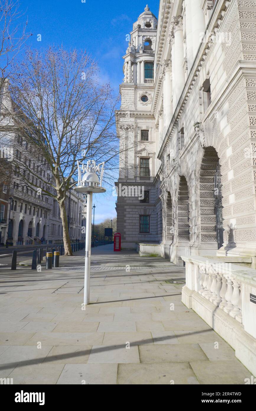 Una Whitehall deserta, Westminster durante il blocco della pandemia di Coronavirus a Londra Foto Stock