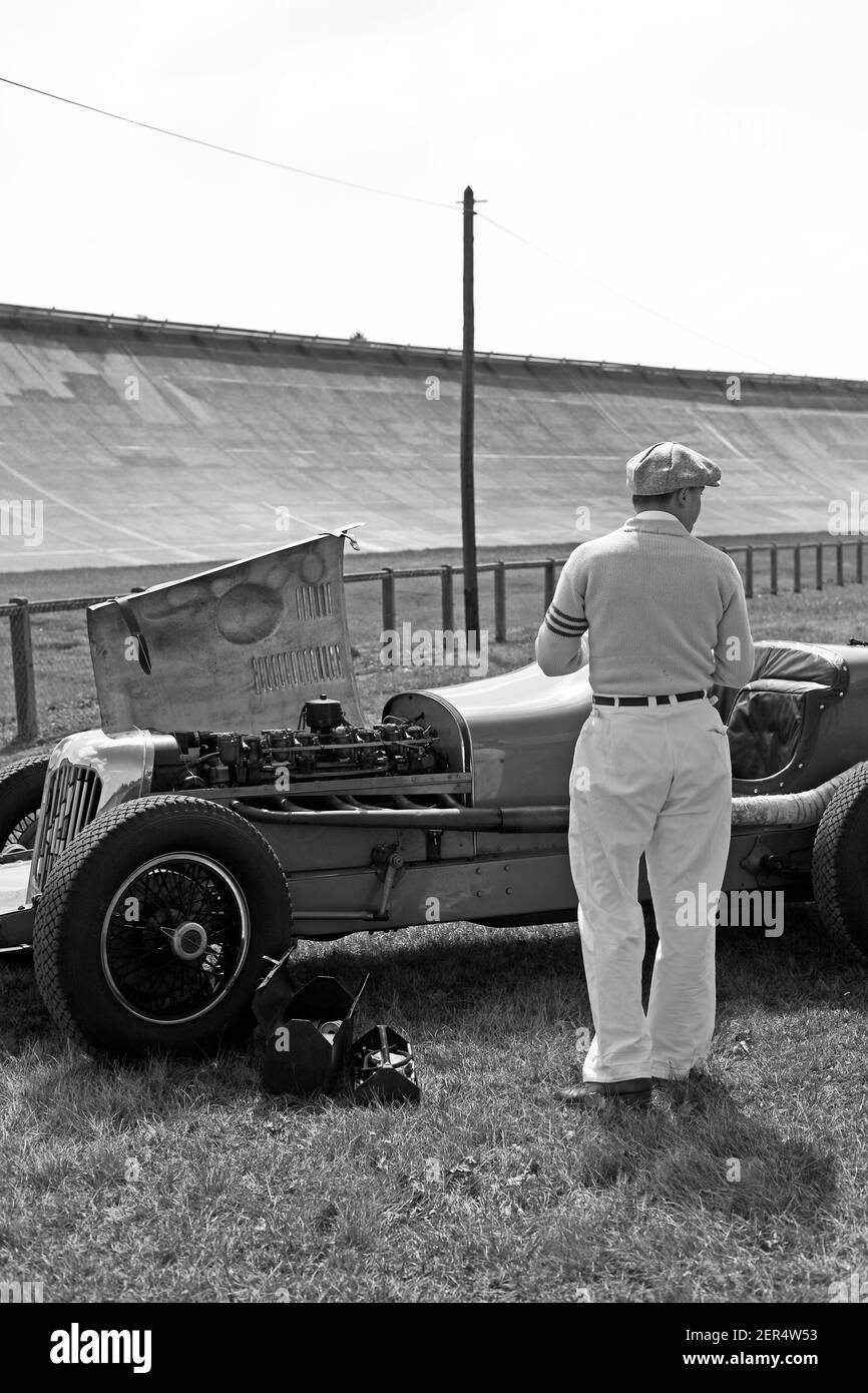 Guasto motore e gentleman pilota da corsa con 1932 Graham 8 Luementi Indy guida intorno al Montlhery Revival a Linas, Francia Foto Stock