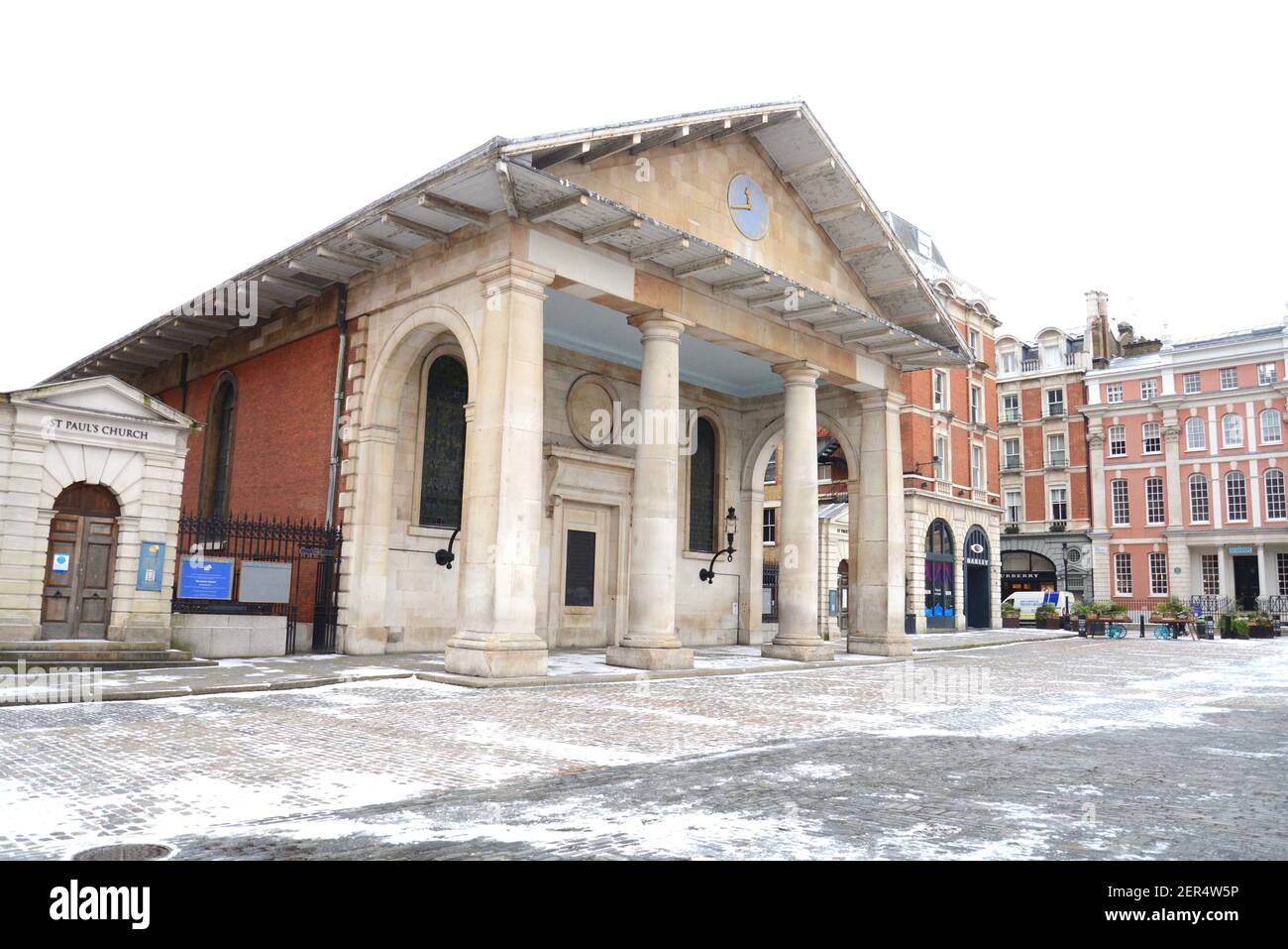 Un Covent Garden desertato durante il blocco della pandemia di Coronavirus a Londra Foto Stock