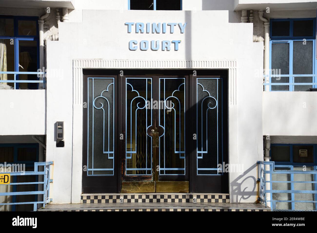 Ingresso in stile Art Deco al blocco di appartamenti Trinity Court su Grays Inn Road, Londra Foto Stock