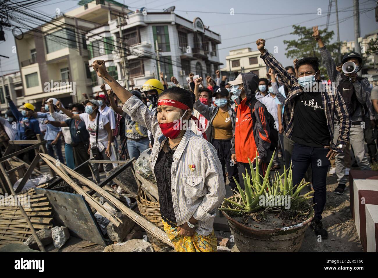 Mandalay, Myanmar. 28 Feb 2021. I birmani gridano durante una protesta contro il colpo di stato militare a Mandalay, Myanmar, domenica, febbraio. 28, 2021. Le forze di sicurezza continuano a schiantarsi contro le manifestazioni contro il colpo di Stato militare. Foto di Xiao Long/UPI Credit: UPI/Alamy Live News Foto Stock