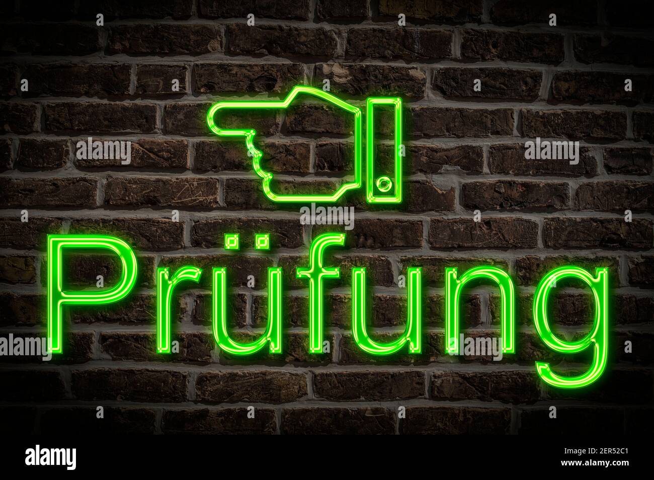 Foto di dettaglio di un cartello al neon su una parete con L'iscrizione Prüfung (Test) Foto Stock