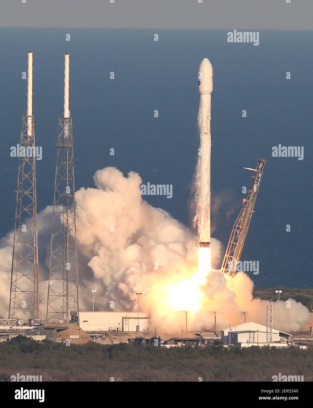 Un razzo SpaceX Falcon 9 che trasporta un veicolo spaziale TESS si solleva mercoledì 18 aprile 2018 dal complesso di lancio spaziale 40 alla stazione dell'aeronautica di Cape Canaveral in Florida. TESS, che sta per Transiting Exoplanet Survey satellite, è un telescopio/telecamera che cerca mondi non scoperti intorno alle stelle vicine, fornendo obiettivi in cui gli studi futuri valuteranno la loro capacità di portar la vita, dice la NASA. (Foto di Red Huber/Orlando Sentinel/TNS/Sipa USA) Foto Stock