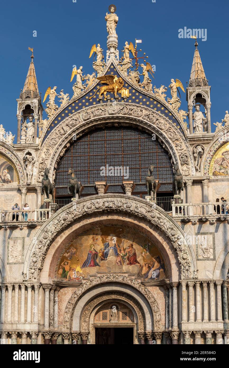 Il mosaico l'aspetto di Cristo Giudice sopra l'ingresso principale della Basilica di San Marco, Piazza San Marco, Piazza San Marco, Venezia, Italia Foto Stock