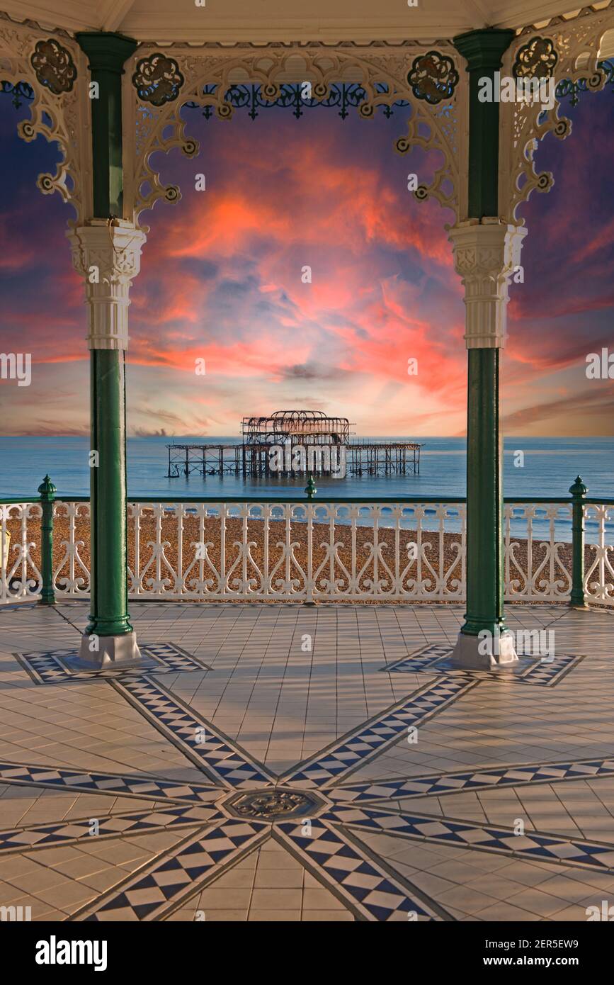 Il palco per spettacoli e i resti del molo Ovest sul lungomare di Brighton, East Sussex, Gran Bretagna, England, Regno Unito, GB. Foto Stock