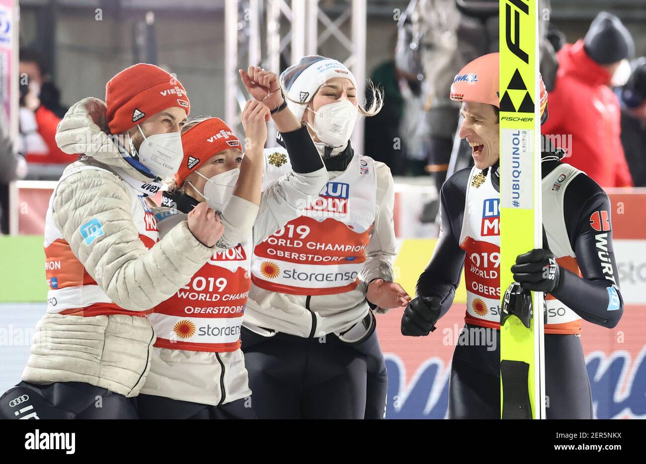 Oberstdorf, Germania. 28 Feb 2021. Sci nordico: Campionato del mondo, salto con gli sci - salto a squadre miste, misto, 2° turno. Markus Eisenbichler, Katharina Althaus, Anna Rupprecht e Karl Geiger (l-r) celebrano dopo il salto. Credit: Daniel Karmann/dpa/Alamy Live News Foto Stock