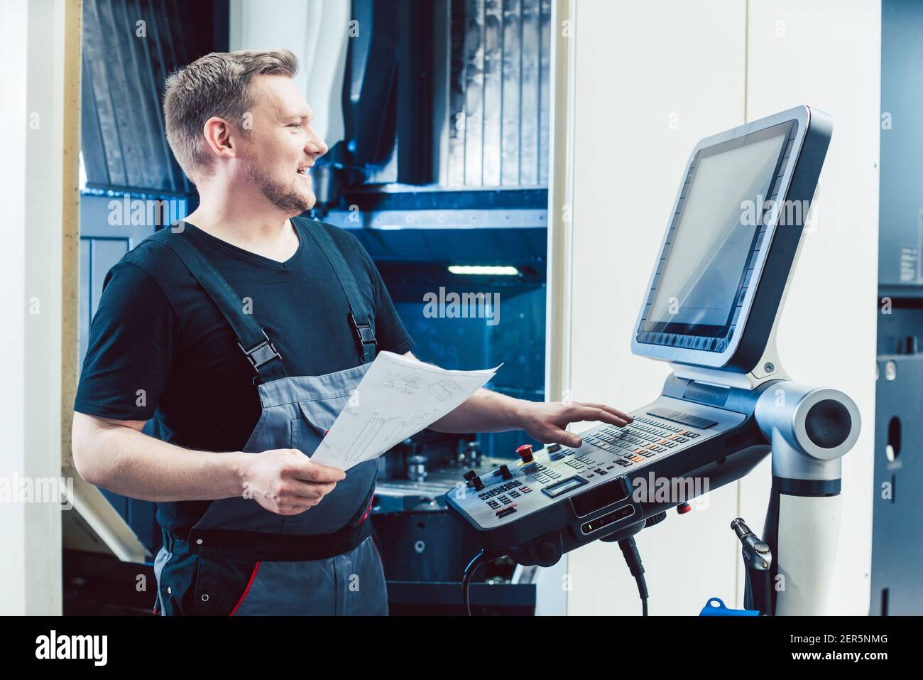 Programmazione operatore macchina tornio cnc industriale moderno Foto Stock