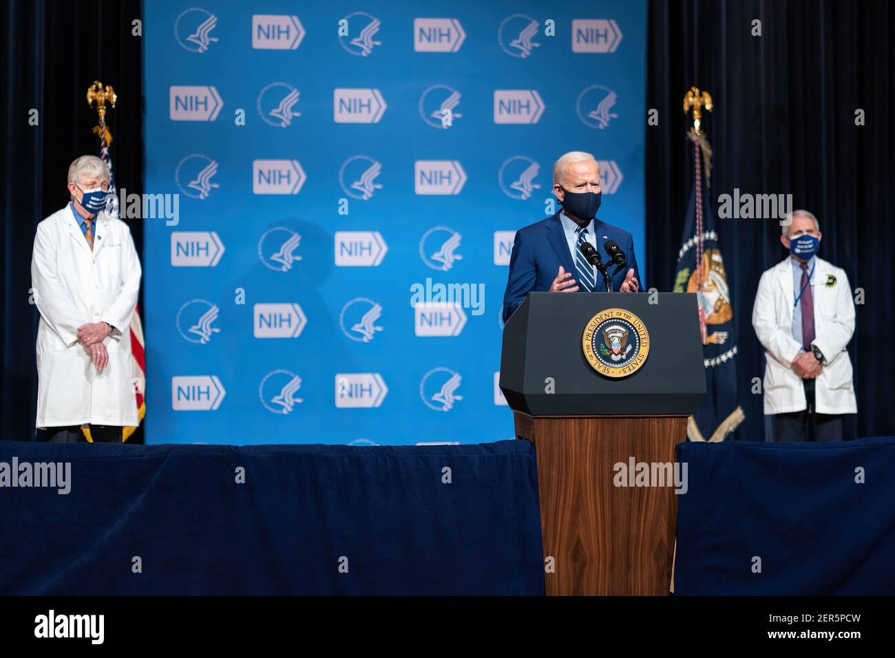 Il presidente Joe Biden, Unito sul palco dal direttore della NIH Dr. Francis Collins e dal consigliere medico capo al presidente e direttore degli Istituti nazionali di allergia e malattie infettive Dr. Anthony Fauci, esprime le sue osservazioni giovedì, 11 febbraio 2021, presso gli Istituti nazionali di salute di Bethesda, Maryland. (Foto ufficiale della Casa Bianca di Adam Schultz) Foto Stock