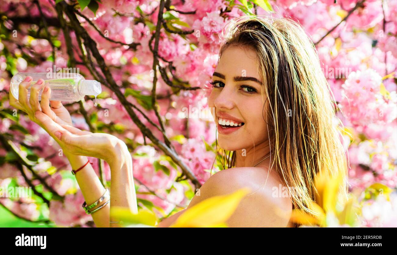 Faccia acqua tonica. Bella Donna con acqua micellare. Prodotti per la cura della pelle. Cosmetici per uso quotidiano femminile. Foto Stock