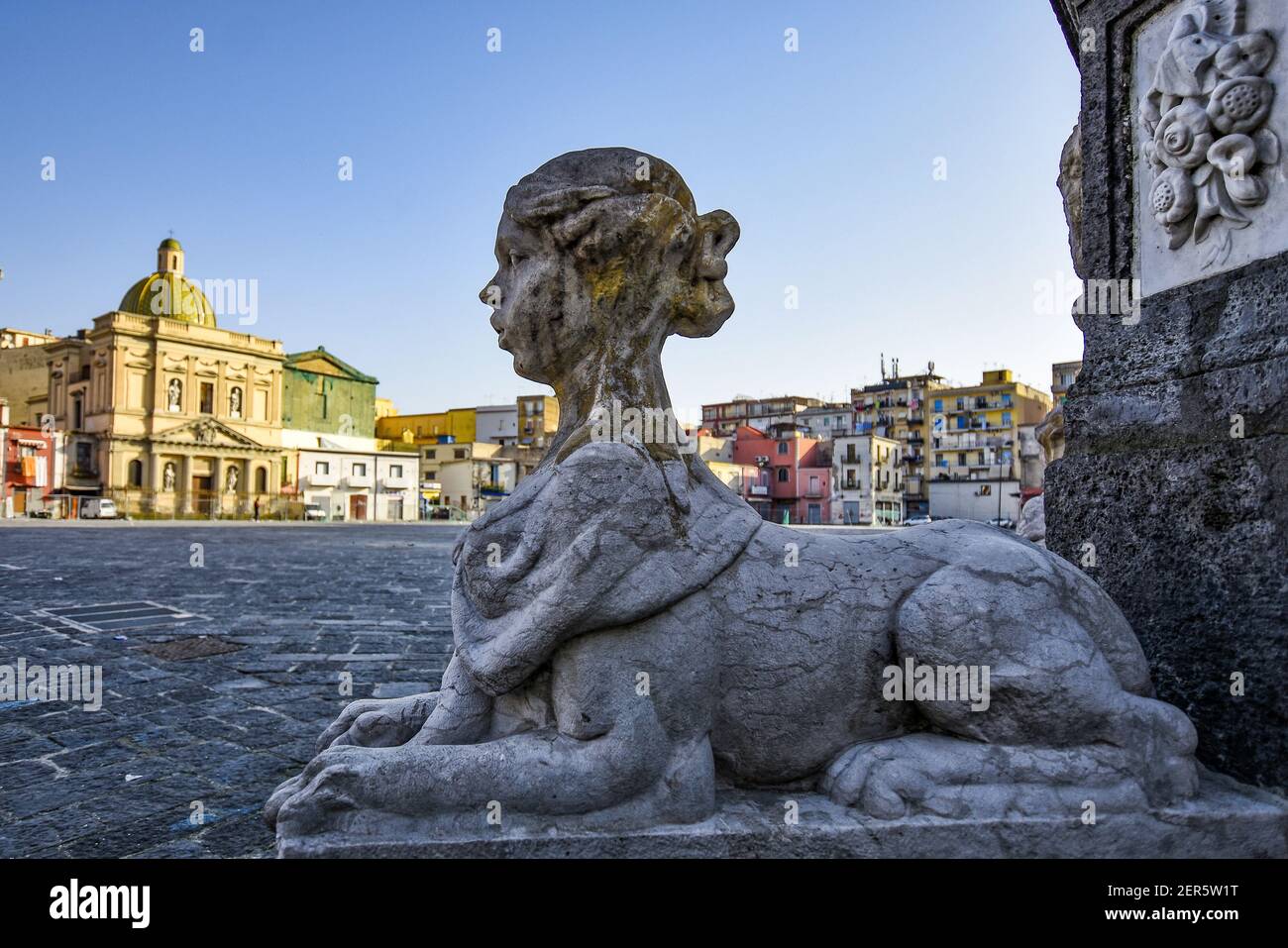 La testa di una statua ornamentale di una fontana nella città vecchia di Napoli, Italia. Foto Stock