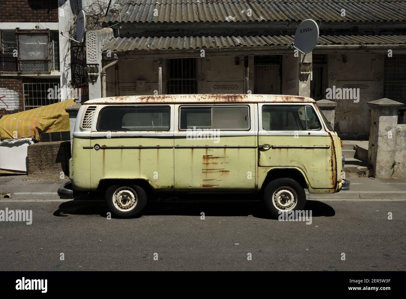 Vintage Volkswagon (VW) kombi van parcheggiato nel sobborgo di Woodstock a Città del Capo, Sud Africa. Foto Stock