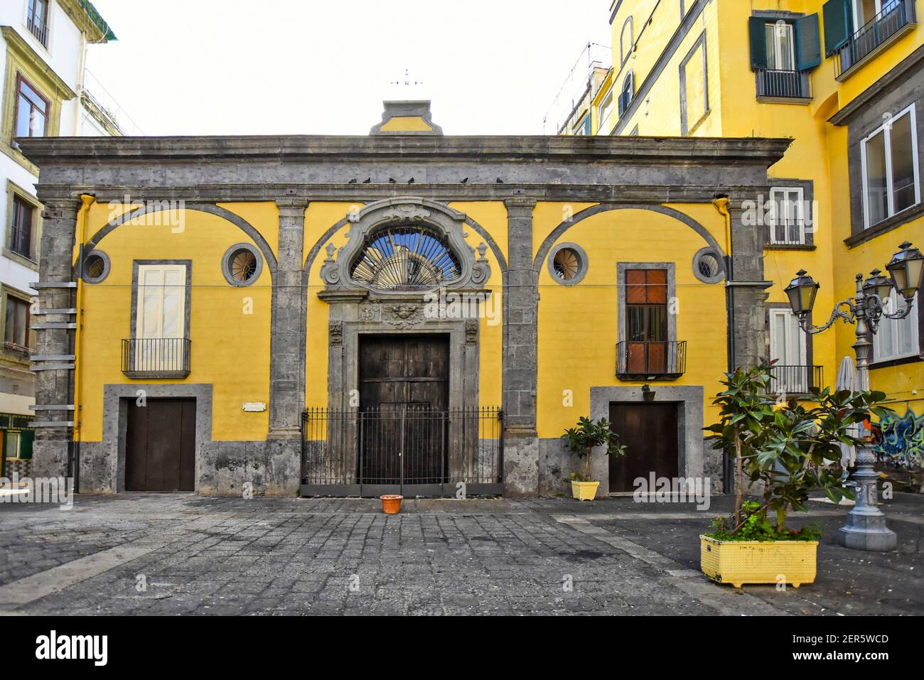 Antichi edifici colorati nel centro storico di Napoli. Foto Stock