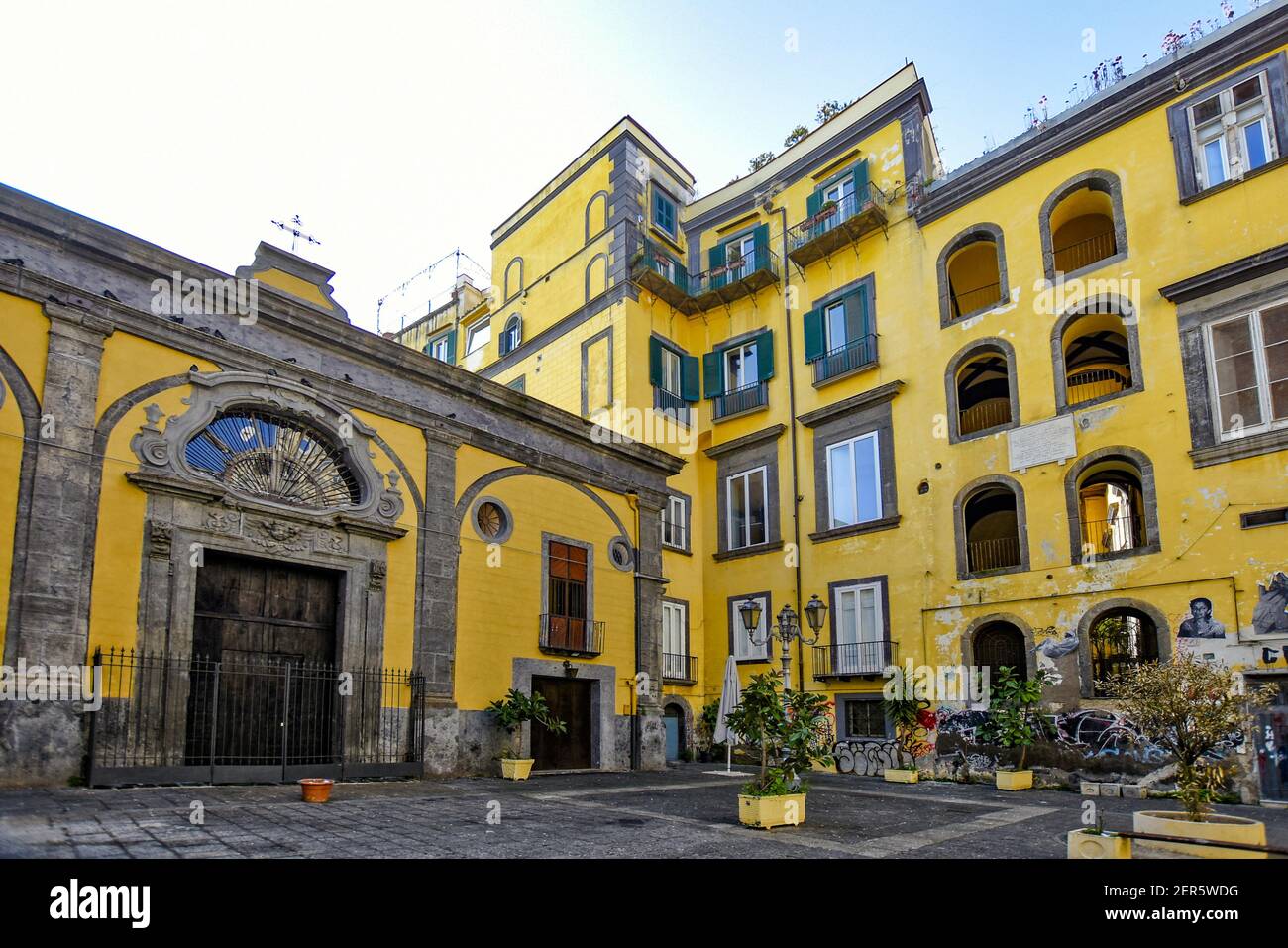 Antichi edifici colorati nel centro storico di Napoli. Foto Stock