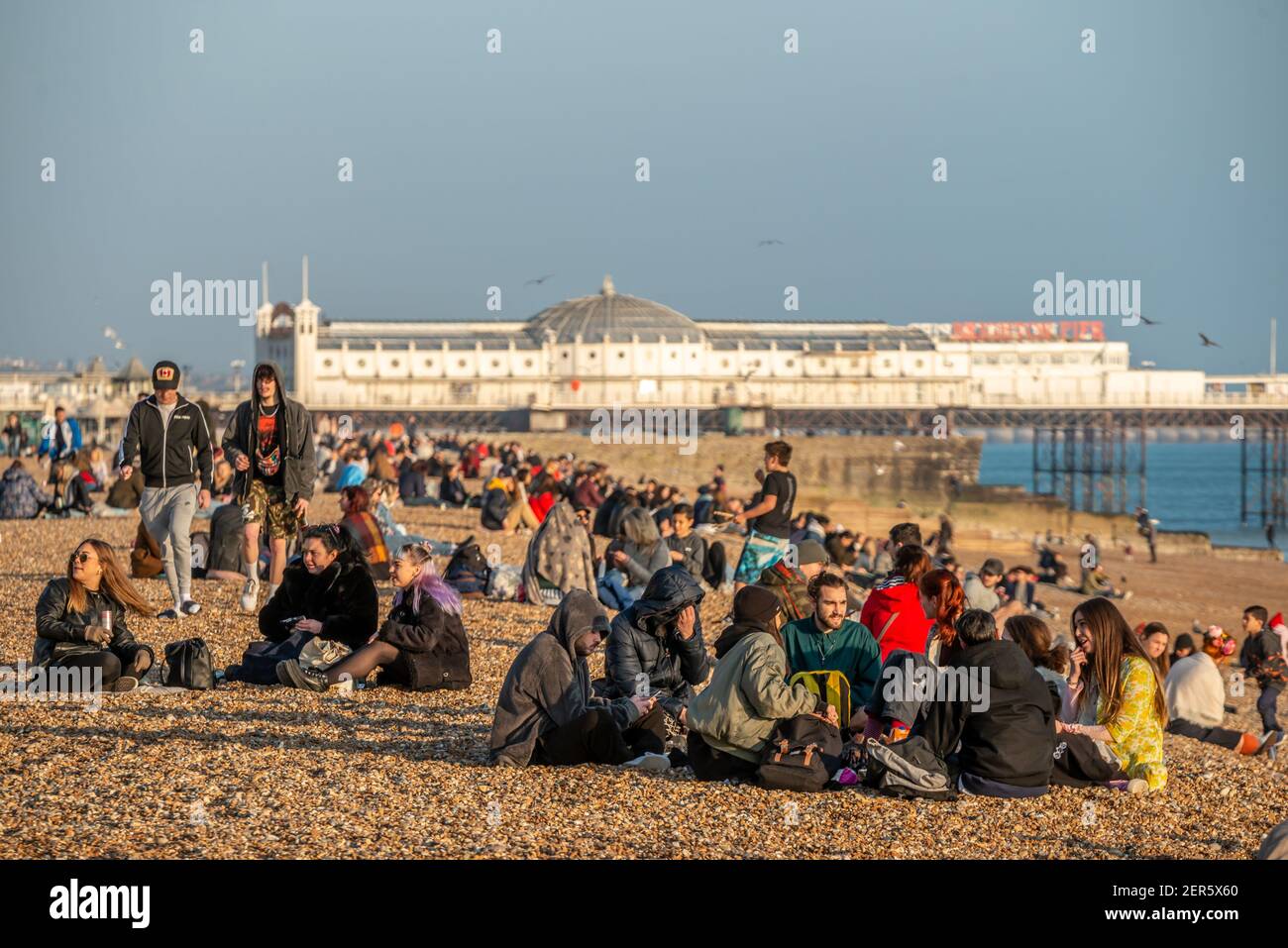 Brighton, 28 febbraio 2021: Il bel tempo primaverile ha portato la folla fuori dalla zona di blocco e sul lungomare di Brighton questo pomeriggio. Credit: Andrew Hasson/Alamy Live News Foto Stock