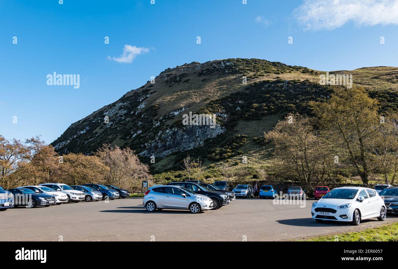 Parcheggio auto completo a Berwick Law Hill in giornata di sole, North Berwick, East Lothian, Scotland, UK Foto Stock