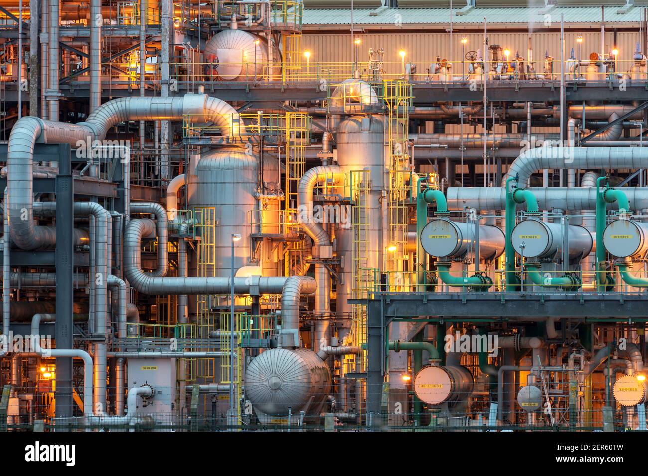 Tubazioni complesse nella raffineria di petrolio Foto Stock