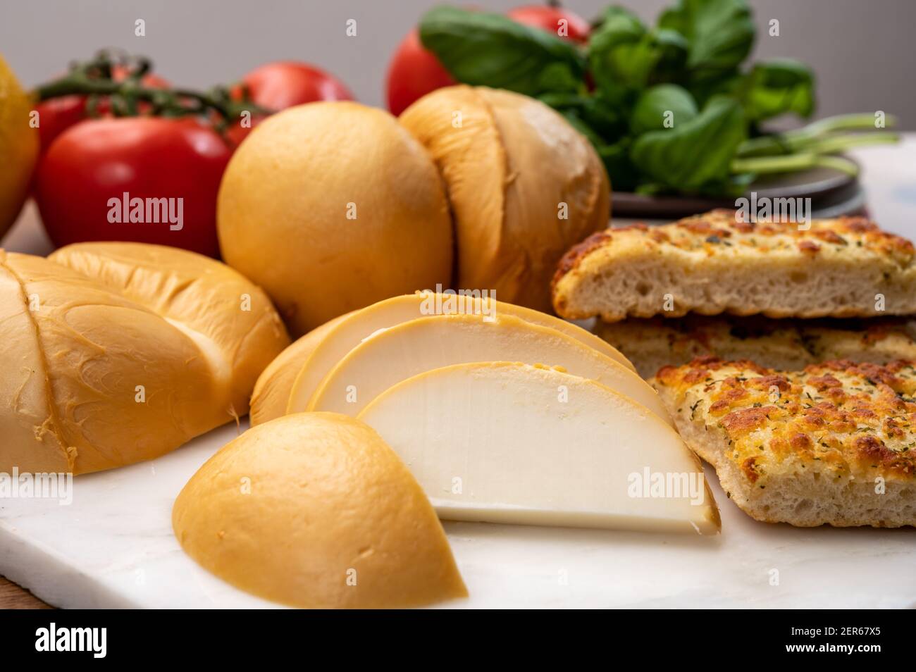 Collezione di formaggi, caciocavallo affumicato giallo italiano o scamorza pugliese Foto Stock