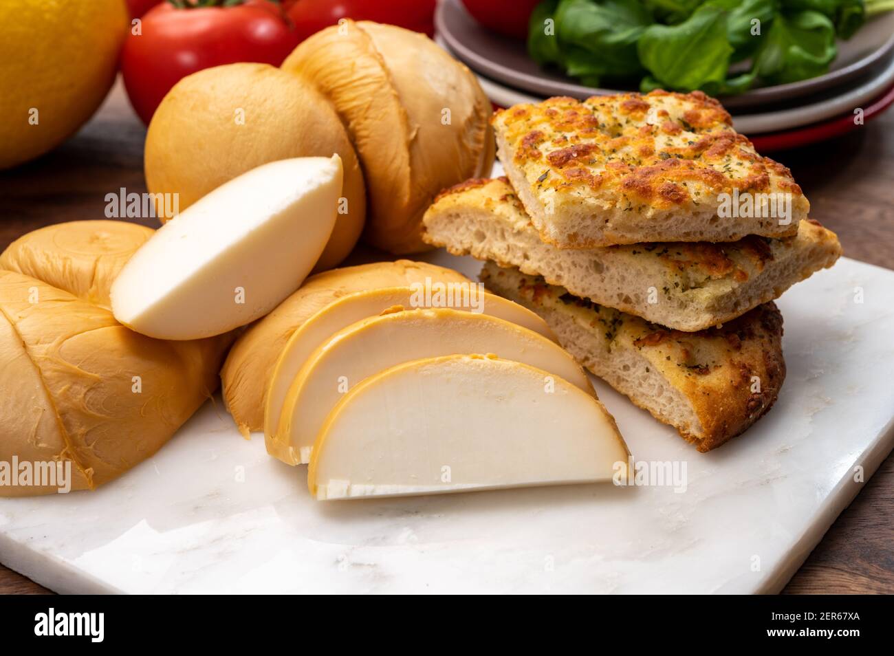Collezione di formaggi, caciocavallo affumicato giallo italiano o scamorza pugliese Foto Stock
