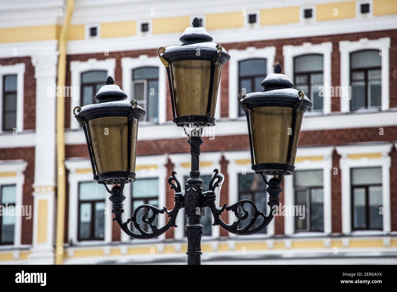 bella lampada da strada nel parco in inverno. Foto di alta qualità Foto Stock