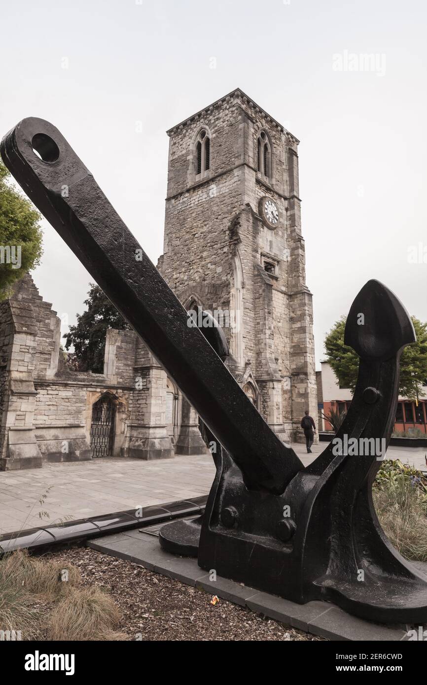 Un vecchio monumento nero ancora vicino Holyrood Chiesa a Southampton, Inghilterra Foto Stock