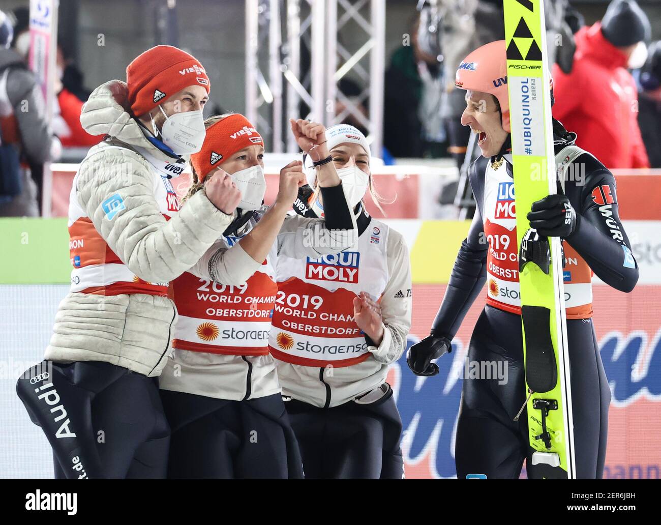 Oberstdorf, Germania. 28 Feb 2021. Sci nordico: Campionato del mondo, salto con gli sci - salto a squadre miste, misto, 2° turno. Markus Eisenbichler, Katharina Althaus, Anna Rupprecht e Karl Geiger (l-r) celebrano dopo il salto. Credit: Daniel Karmann/dpa/Alamy Live News Foto Stock