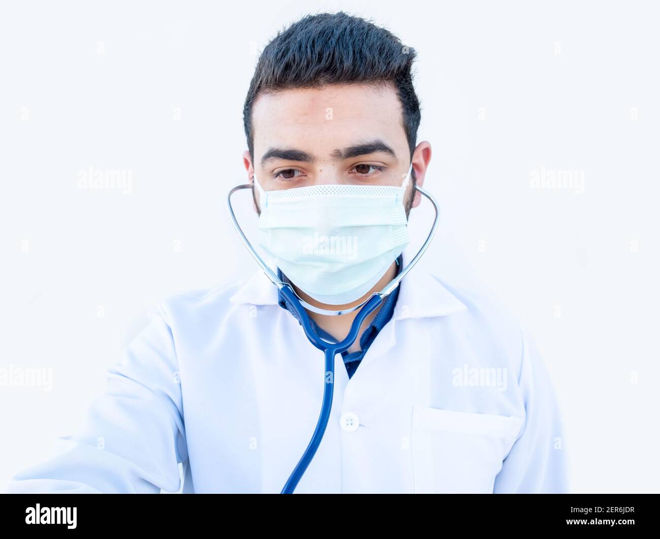 Ragazzo arabo che usa stetoscopio per ascoltare la frequenza cardiaca della gente Foto Stock