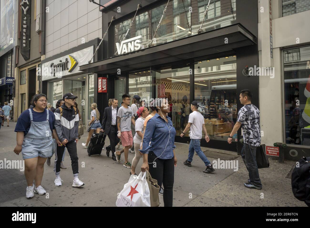 Un negozio di calzature Vans in Herald Square a New York venerdì 4 maggio  2018. VF Corp., il proprietario di North Face, Vans, Wrangler e di altri  marchi ha segnalato i ricavi