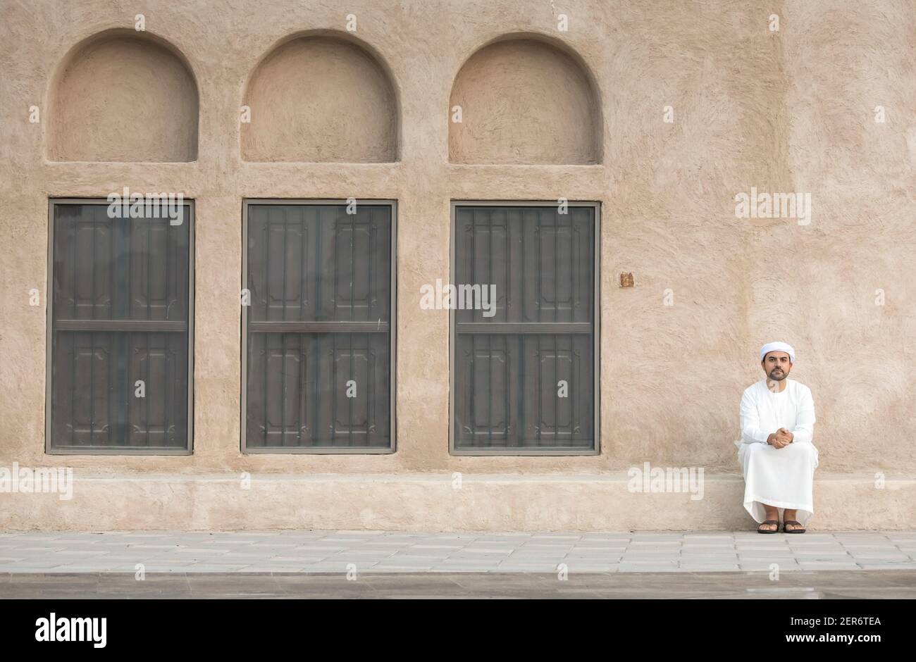 Uomo arabo in abbigliamento tradizionale nello storico quartiere di Shindagha Dubai Foto Stock