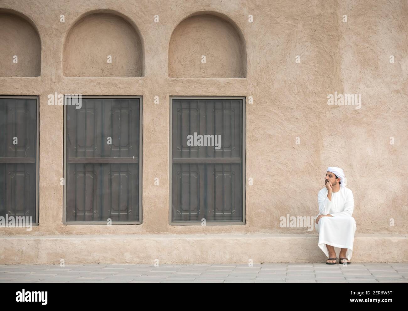 Uomo arabo in abbigliamento tradizionale nello storico quartiere di Shindagha Dubai Foto Stock