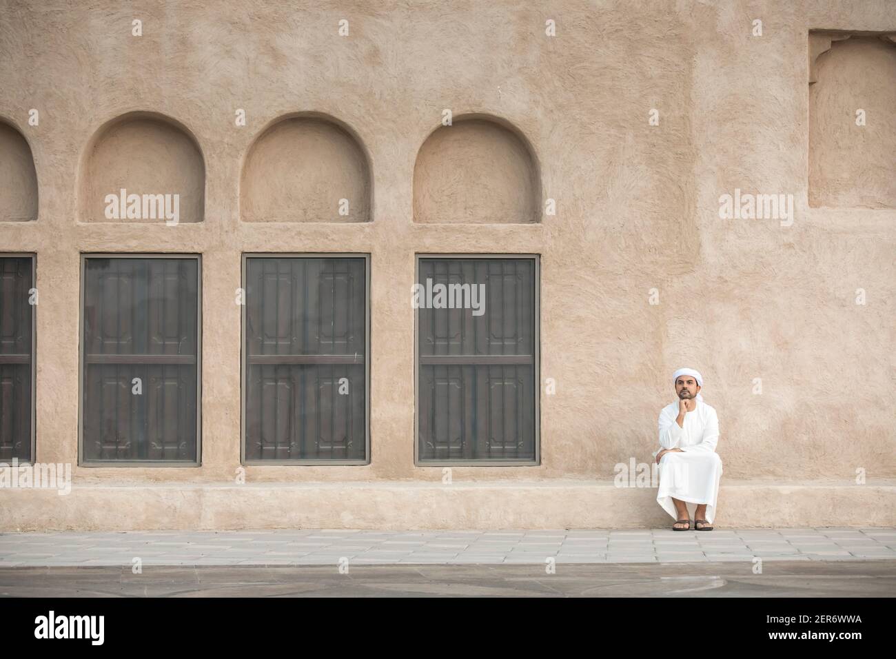 Uomo arabo in abbigliamento tradizionale nello storico quartiere di Shindagha Dubai Foto Stock