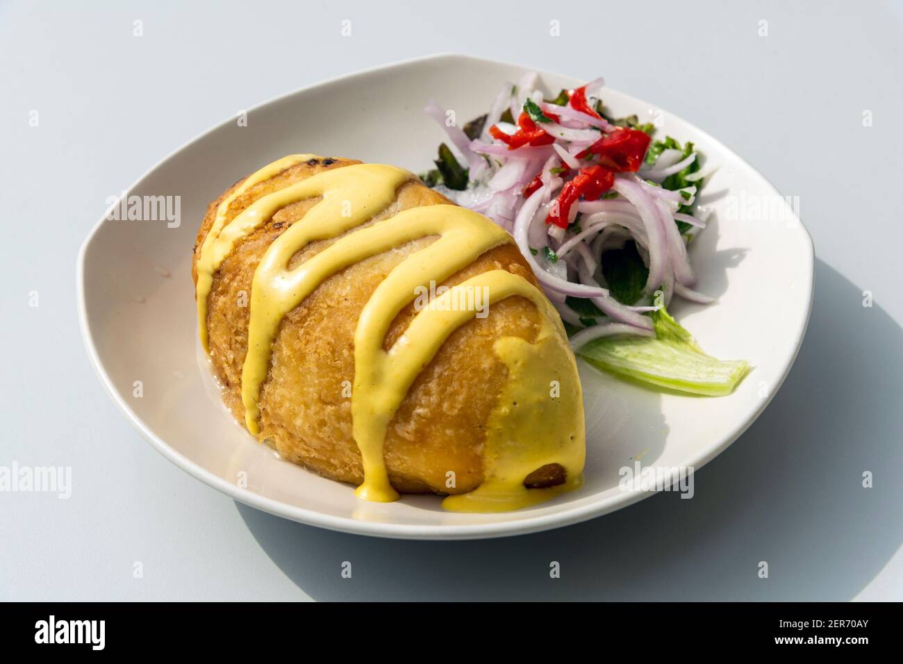 Papa rellena (patata ripiena), un piatto tradizionale peruviano Foto Stock