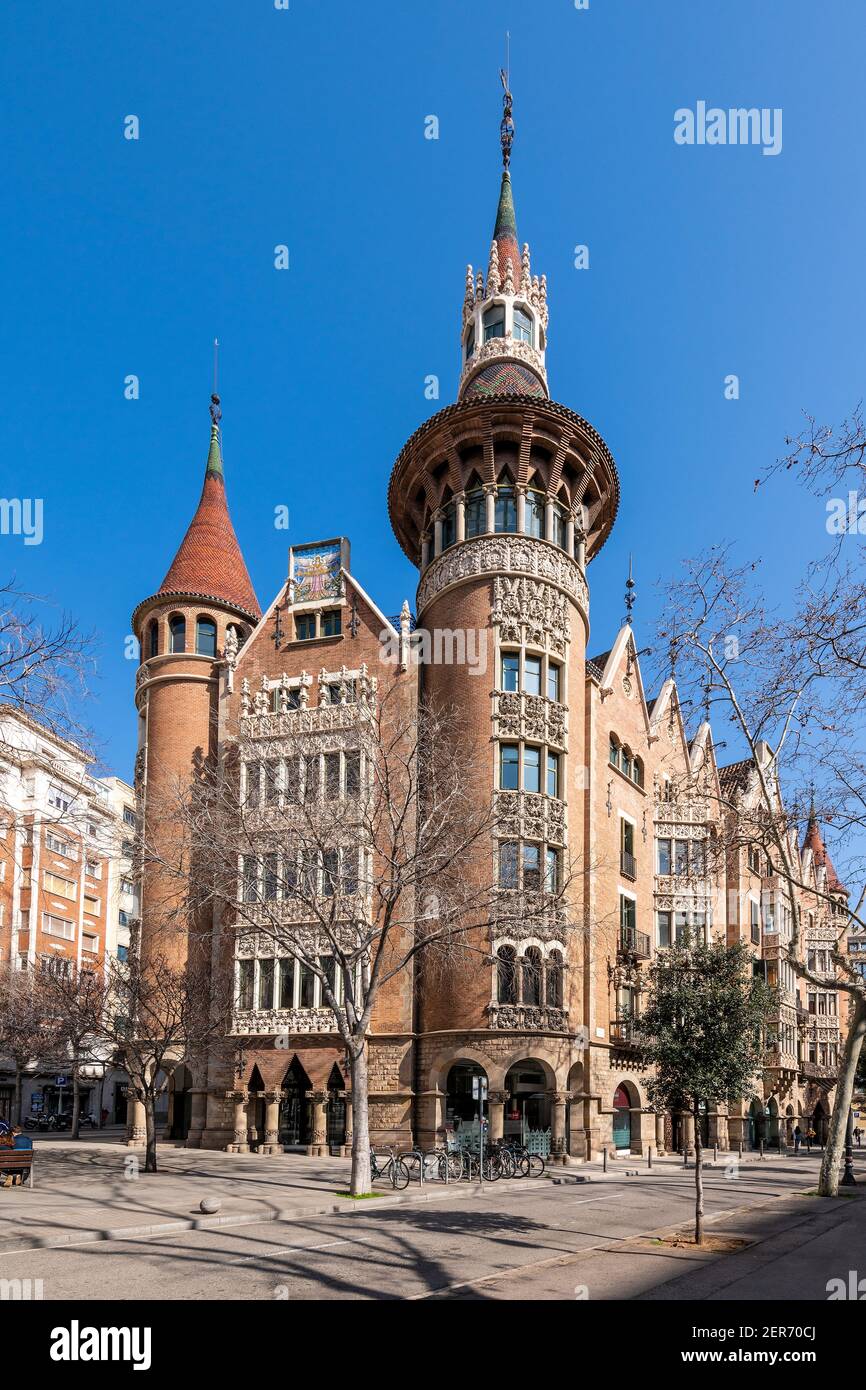 Casa de les Punxes, un edificio modernista progettato dall'architetto catalano Josep Puig i Cadafalch a Barcellona, Catalogna, Spagna Foto Stock