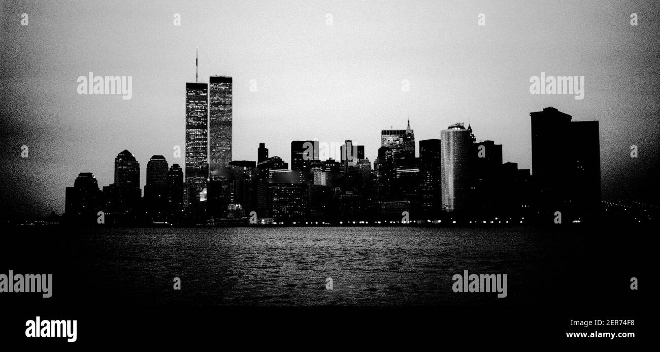 Skyline di Manhattan, scala di grigi al tramonto dal traghetto per Staten Island, 1994 pre 9/11 e incluse le torri gemelle Foto Stock