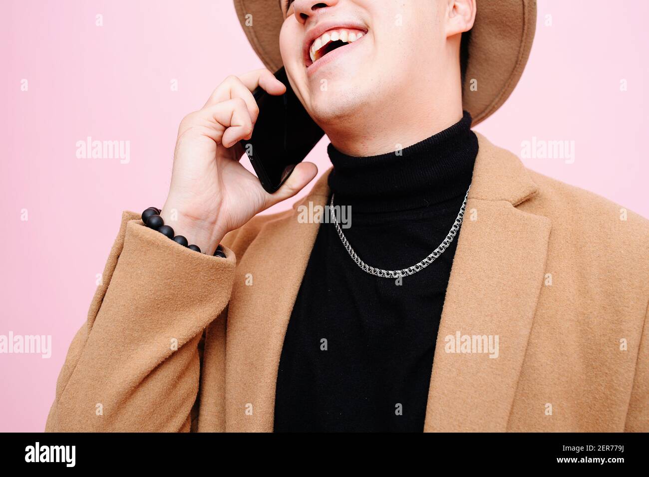 Ritratto di un giovane, ride parlando al telefono Foto Stock