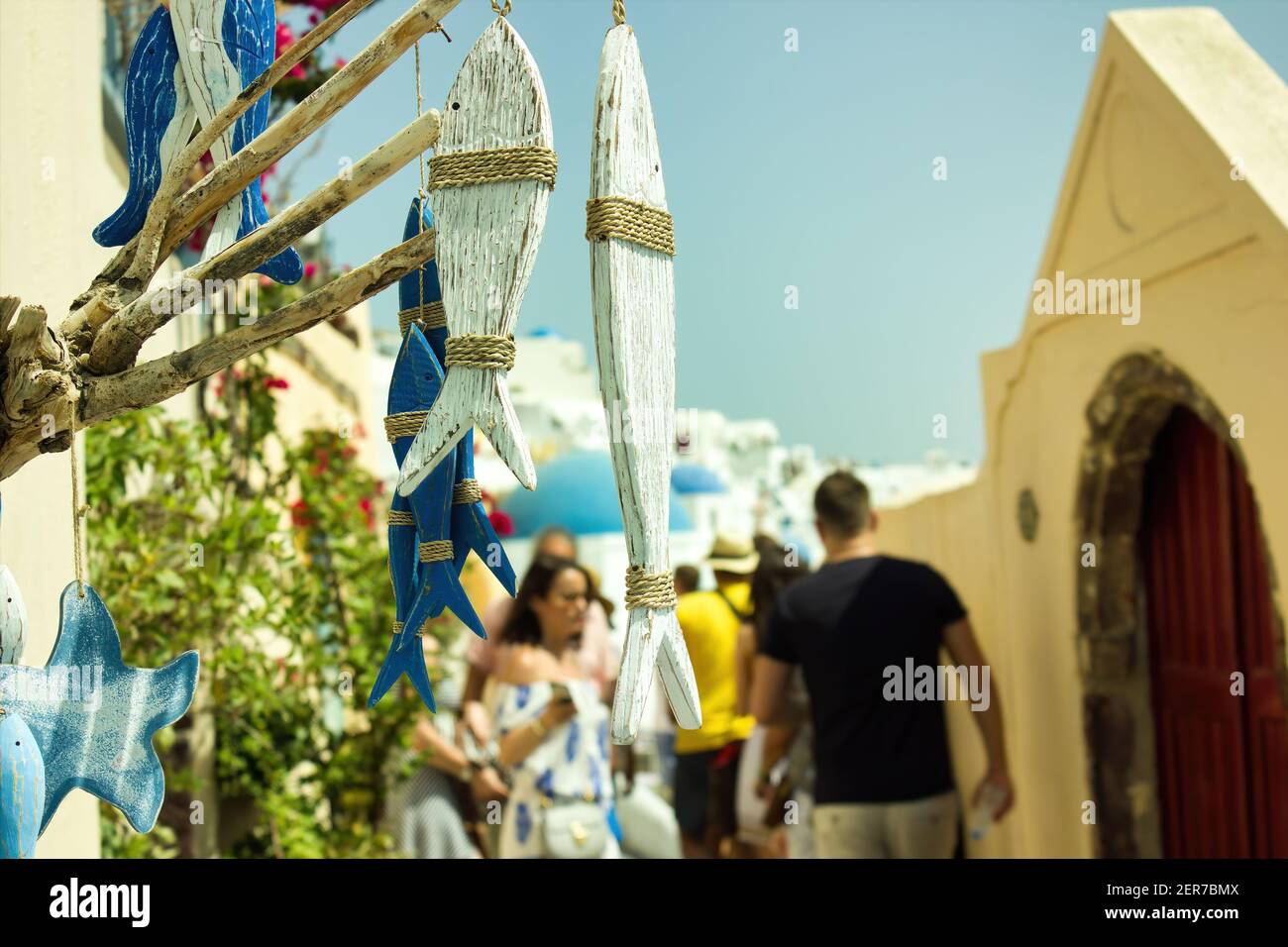 Santorini, Grecia - 11 settembre 2017: Oggetto di pesce in legno appeso per scopi decorativi che si abbina con i colori dell'architettura della famosa grea Foto Stock