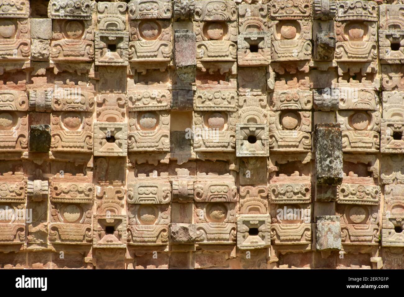 Il reticolo di pietra lavora a Kabah, un sito archeologico di Maya nella regione di Puuc nello Yucatan occidentale, Messico Foto Stock