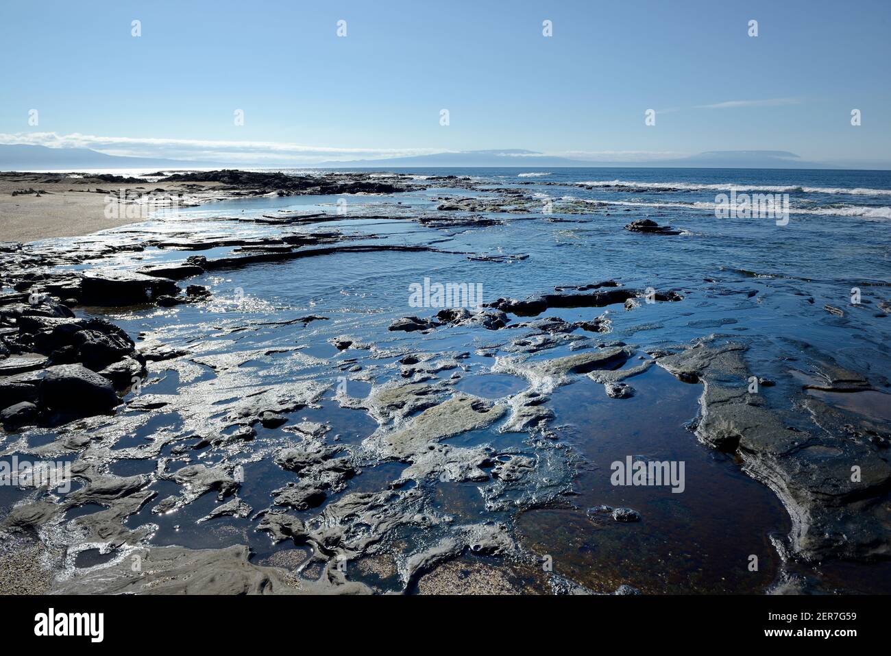 Spiaggia di lava a Puerto Egas, Isola di Santiago, Isole Galapagos, Ecuador Foto Stock