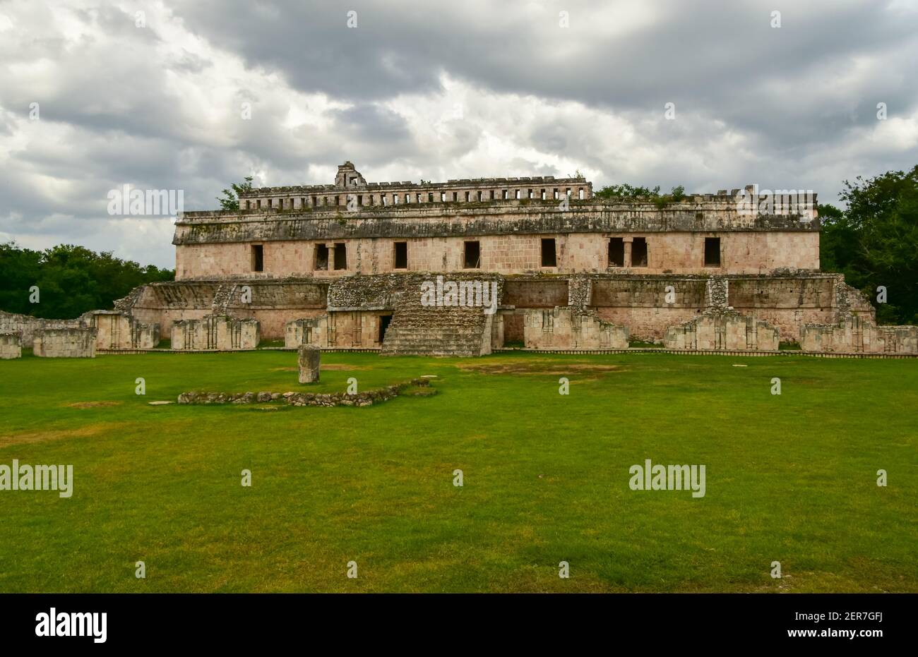 Il Palazzo di Kabah, un sito archeologico di Maya nella regione di Puuc nello Yucatan occidentale, Messico Foto Stock