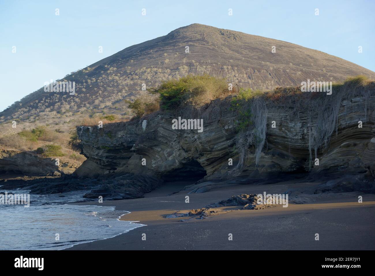 Spiaggia di sabbia e vulcano a Puerto Egas, Isola di Santiago, Isole Galapagos, Ecuador Foto Stock