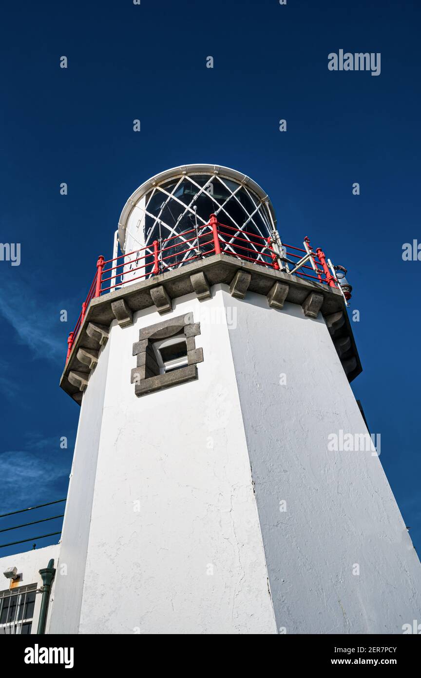 Blackhead Faro in alto sulle scogliere costiere del Nord Irlanda vicino alla città di Whitehead Foto Stock