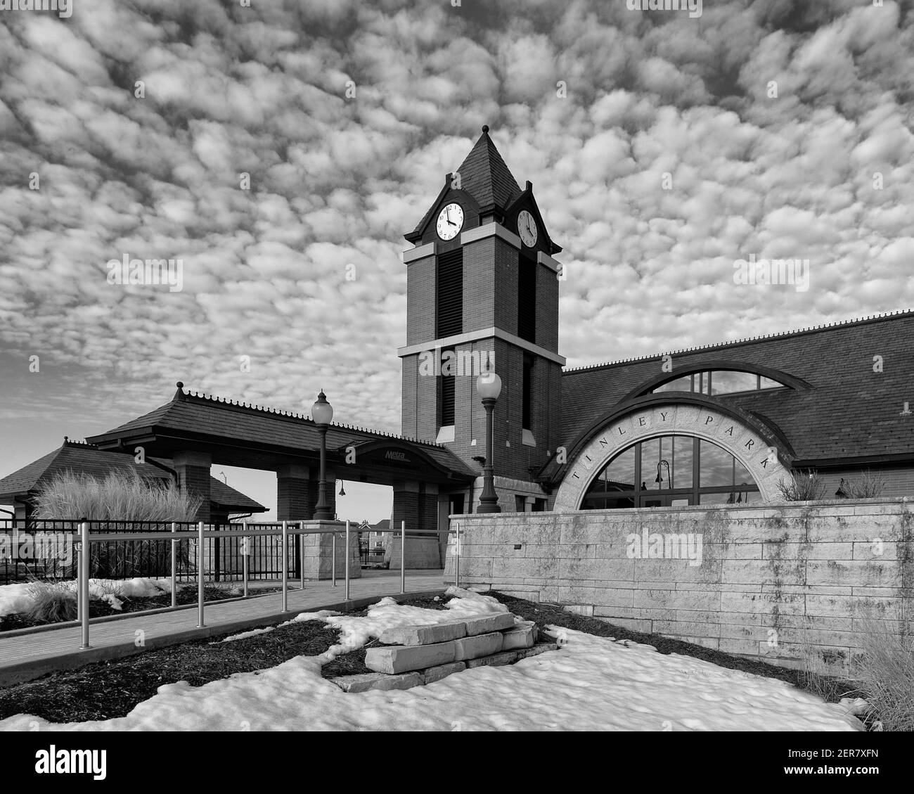 Esterno della stazione ferroviaria di Tinley Park al 18001 S 80th Avenue a Tinley Park, Illinois durante l'inverno Foto Stock