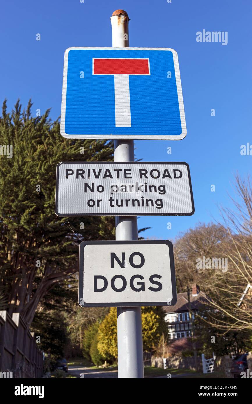 Segnali di avvertimento di cose che sono vietate su una strada privata a Weston-super-Mare, Regno Unito Foto Stock