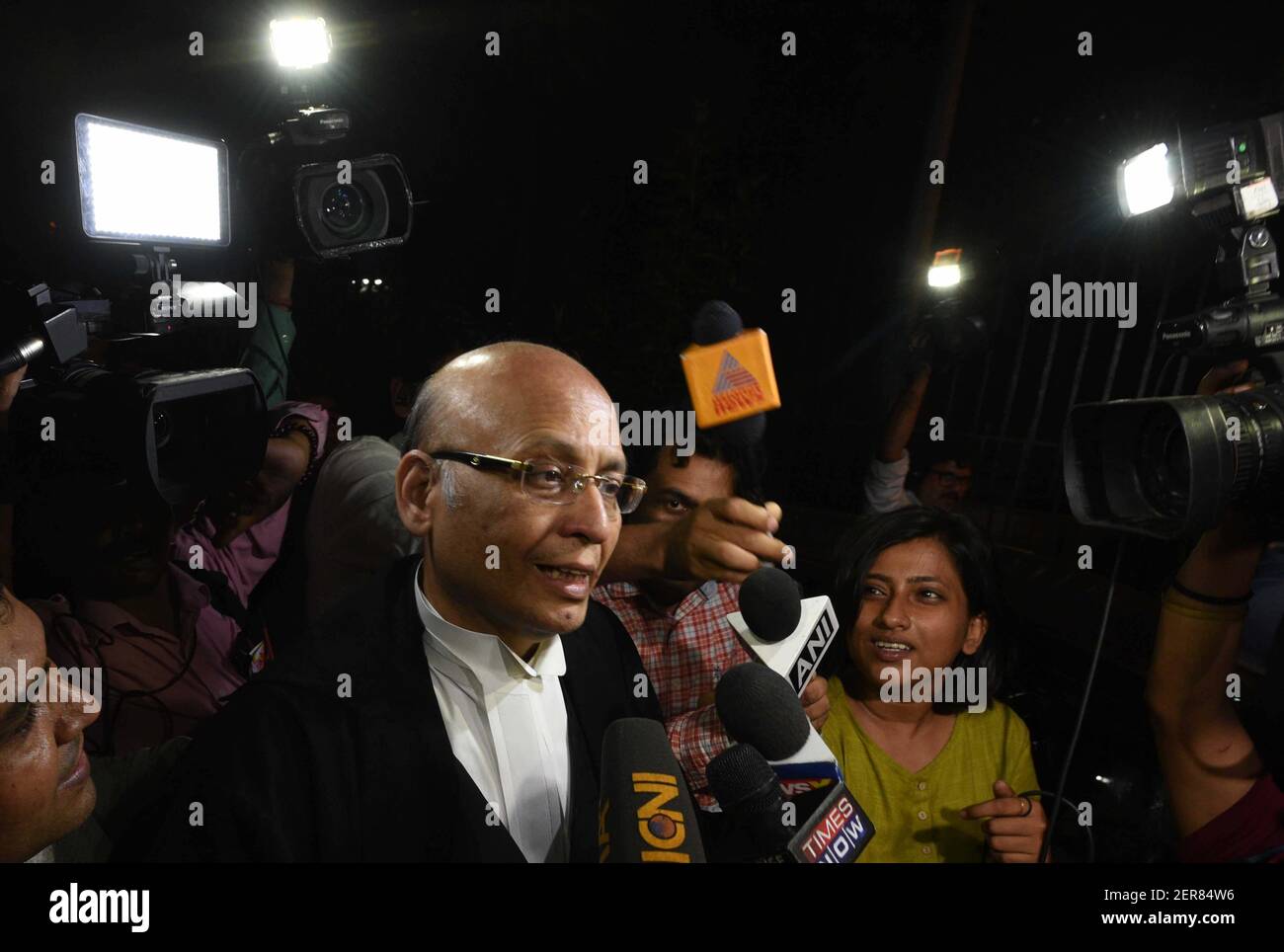 NEW DELHI, INDIA - MAGGIO 17: Il capo del Congresso e l'avvocato Abhishek Manu Singhvi arriva alla Corte Suprema per un'audizione notturna sulla questione Karnataka a Nuova Delhi, India, giovedì mattina presto, 17 maggio 2018. (Foto di Arvind Yadav/Hindustan Times/Sipa USA) Foto Stock